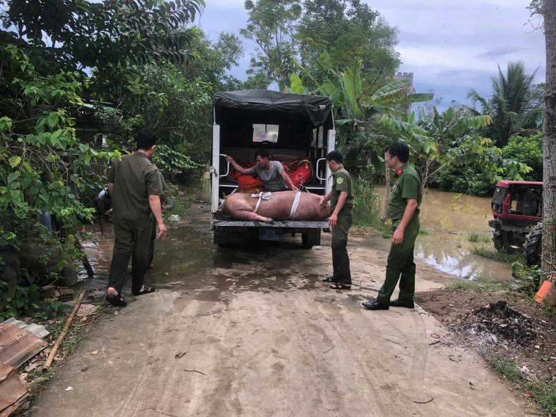 Công an khẩn trương hỗ trợ hàng trăm hộ dân bị ngập lụt -0