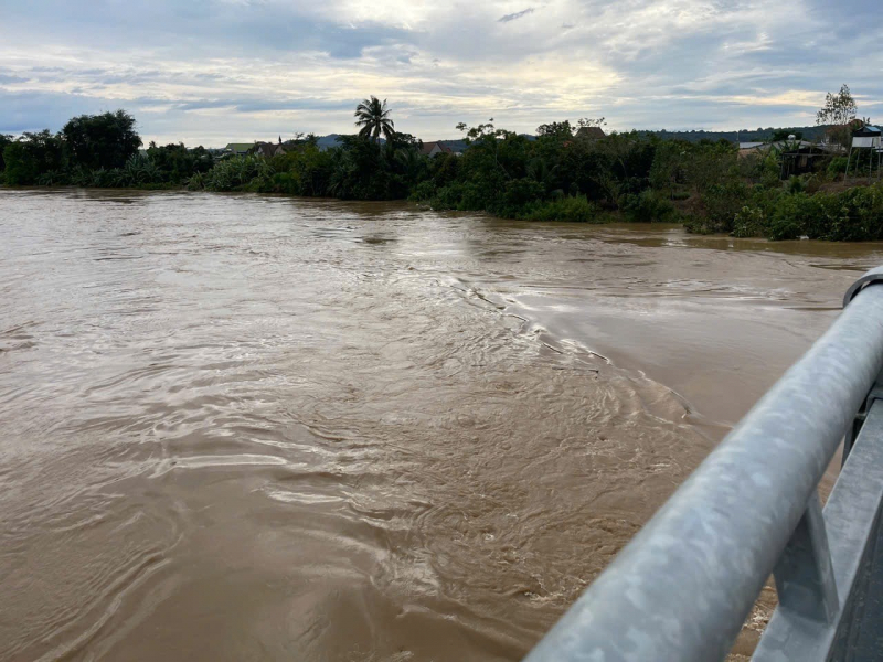 Công an khẩn trương hỗ trợ hàng trăm hộ dân bị ngập lụt -0