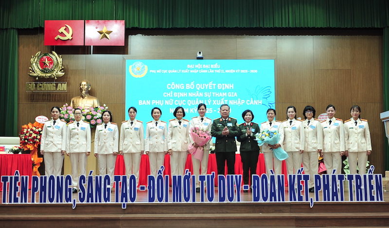 Xây dựng hình ảnh phụ nữ Cục Quản lý xuất nhập cảnh thời kỳ đổi mới -0