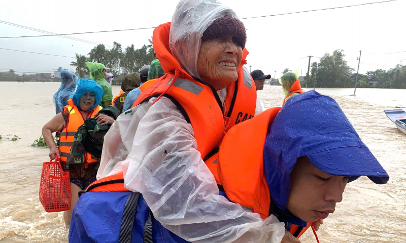Hàng trăm cán bộ, chiến sĩ Công an chạy đua với lũ di dời hàng nghìn người dân bị cô lập -0