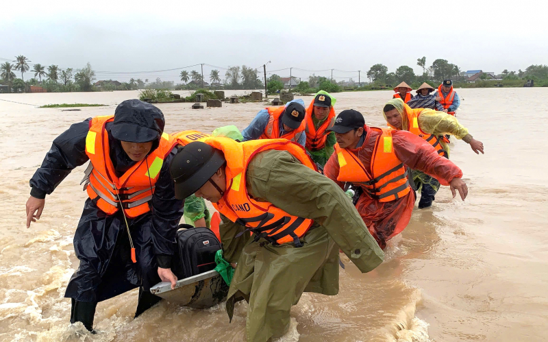 Hàng trăm cán bộ, chiến sĩ Công an chạy đua với lũ di dời hàng nghìn người dân bị cô lập -0