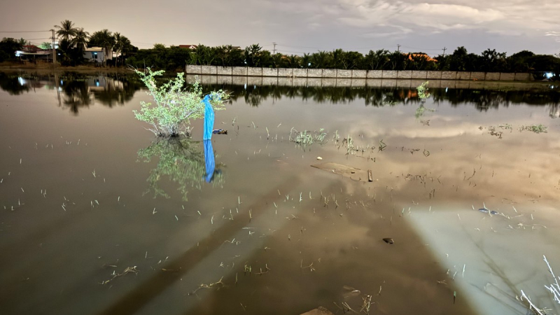 Cháu bé 1 tuổi đuối nước thương tâm dưới ruộng ngập nước sau mưa -0