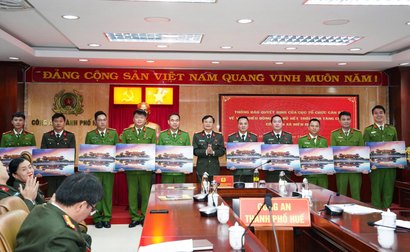 Cán bộ Công an tăng cường tại các xã biên giới của Huế góp sức giữ bình yên địa bàn -0