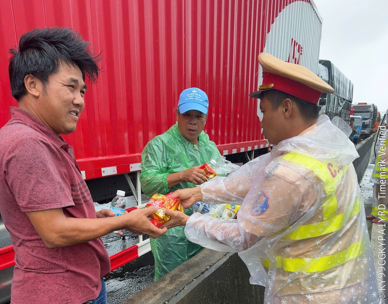 CSGT Khánh Hòa hỗ trợ suất ăn cho người dân trên hàng trăm xe ô tô đang ùn tắc -0