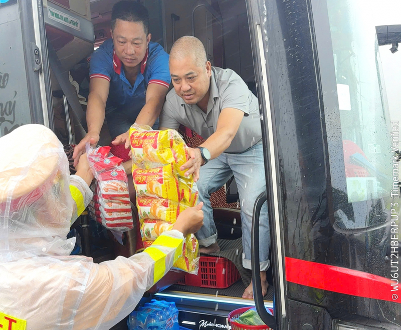 CSGT Khánh Hòa hỗ trợ suất ăn cho người dân trên hàng trăm xe ô tô đang ùn tắc -0