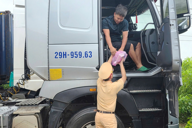 CSGT Khánh Hòa hỗ trợ suất ăn cho người dân trên hàng trăm xe ô tô đang ùn tắc -0