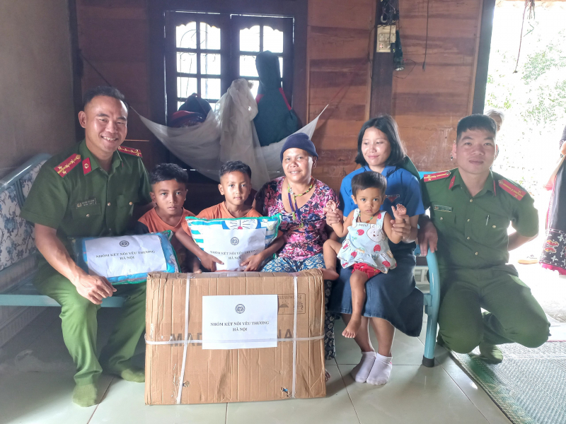 Cán bộ Công an tăng cường tại các xã biên giới của Huế góp sức giữ bình yên địa bàn -0