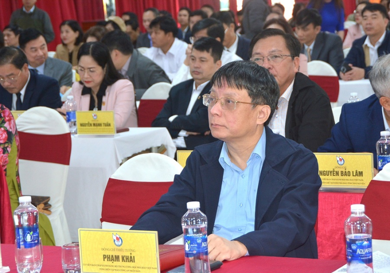 Nhà báo phải trăn trở với đề tài theo kiểu “cả trong mơ còn thức” -0