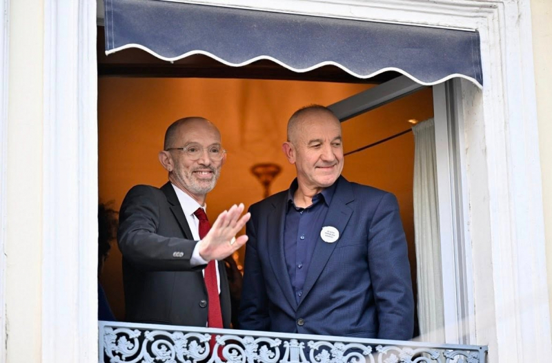 laurent mauvignier và ch- t-ch vi-n hàn lâm goncourt phillip claudel sau khi công b- gi-i thu-ng.jpg -1