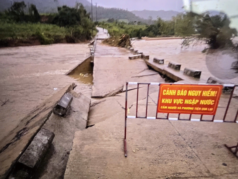 Công an tỉnh Đắk Lắk nỗ lực giúp dân vùng lũ lụt ở phía Đông -0