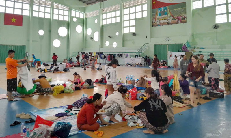 Công an tỉnh Đắk Lắk nỗ lực giúp dân vùng lũ lụt ở phía Đông -0