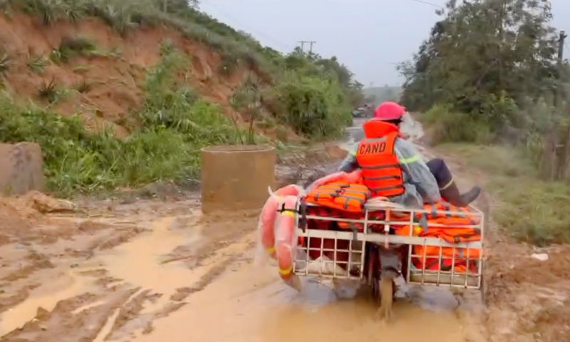 Công an tỉnh Đắk Lắk nỗ lực giúp dân vùng lũ lụt ở phía Đông -0
