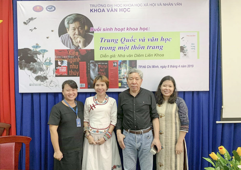 ts hà thanh vân và các d-ng nghi-p phê bình ch-p -nh luu ni-m cùng nhà van diêm liêm kha (trung qu-c).jpg -0