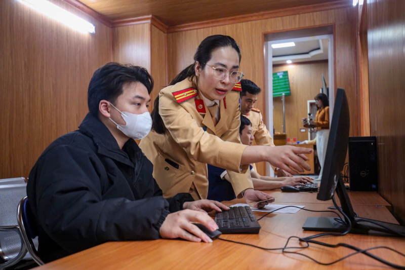 Hà Nội: hơn 10.000 thí sinh dự sát hạch được hướng dẫn cài đặt ứng dụng VNeTraffic -2