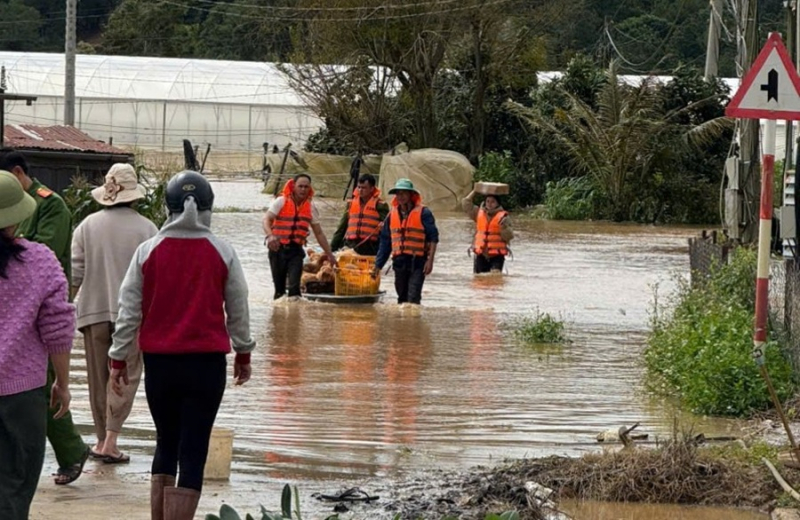 Công an Lâm Đồng khẩn trương giúp dân khắc phục hậu quả mưa lũ -0