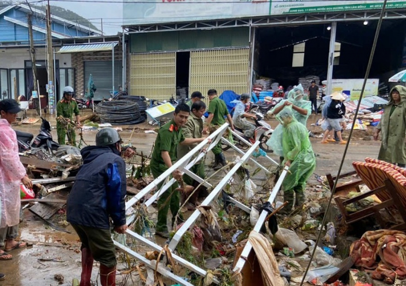 Công an Lâm Đồng khẩn trương giúp dân khắc phục hậu quả mưa lũ -0
