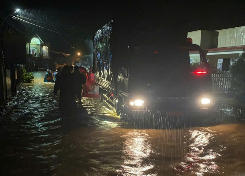 Công an Lâm Đồng khẩn trương giúp dân khắc phục hậu quả mưa lũ -0