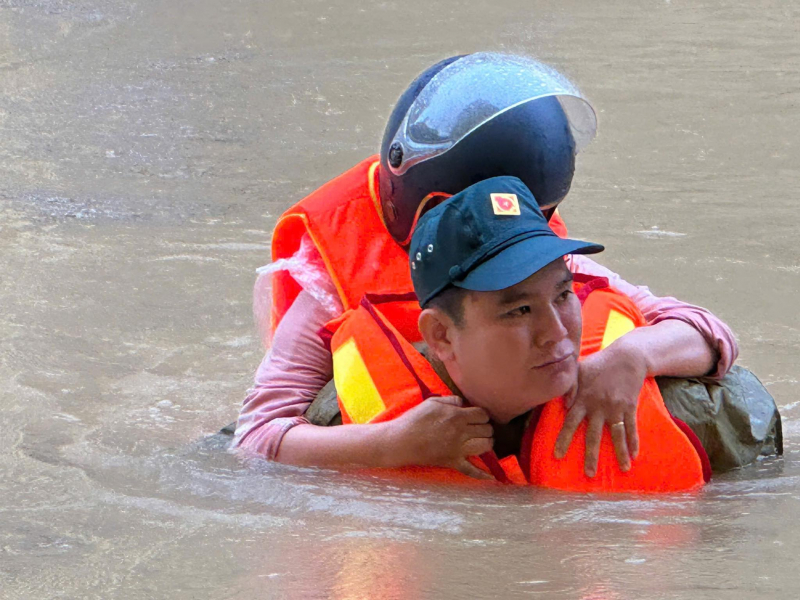 Công an Đồng Nai chi viện hỗ trợ hàng trăm người dân Đắk Lắk vượt lũ an toàn -0