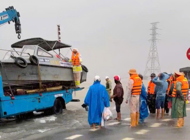 Công an Đồng Nai chi viện hỗ trợ hàng trăm người dân Đắk Lắk vượt lũ an toàn -0