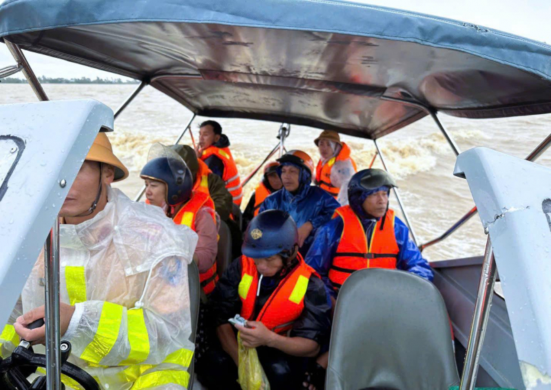 Công an Đồng Nai chi viện hỗ trợ hàng trăm người dân Đắk Lắk vượt lũ an toàn -0