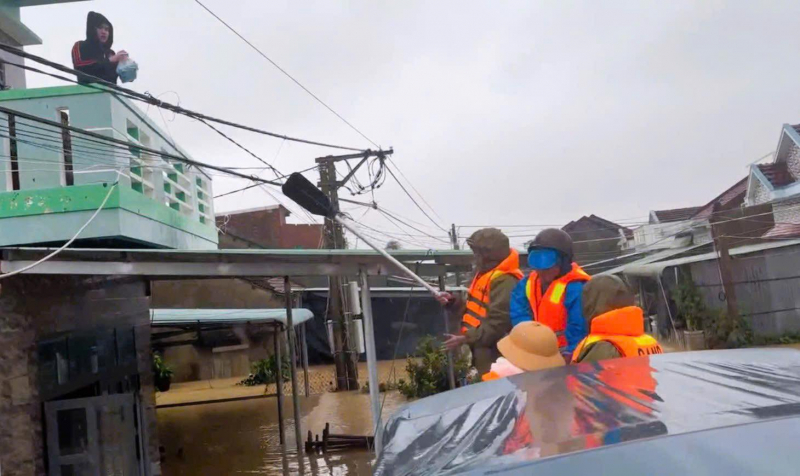 Công an Đồng Nai chi viện hỗ trợ hàng trăm người dân Đắk Lắk vượt lũ an toàn -0