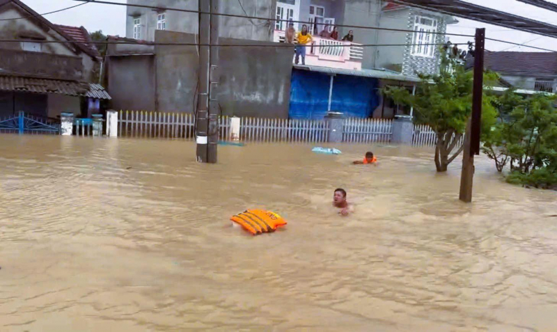 Công an Đồng Nai chi viện hỗ trợ hàng trăm người dân Đắk Lắk vượt lũ an toàn -0