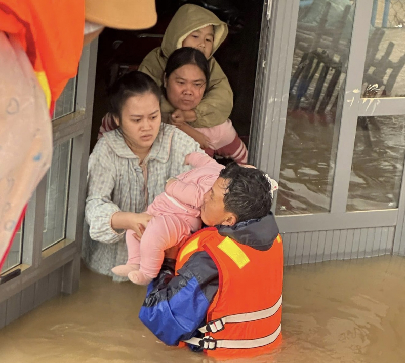 Công an Đồng Nai chi viện hỗ trợ hàng trăm người dân Đắk Lắk vượt lũ an toàn -0