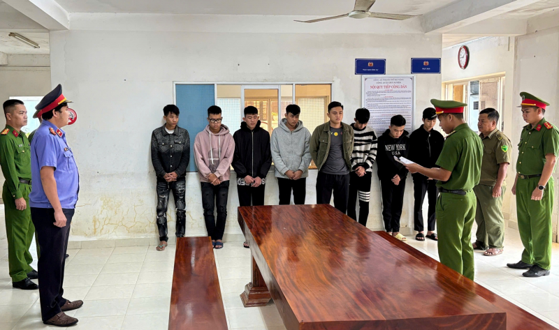 Khởi tố nhóm đối tượng dùng hung khí, vỏ chai bia thủy tinh gây rối trật tự công cộng trong đêm -0