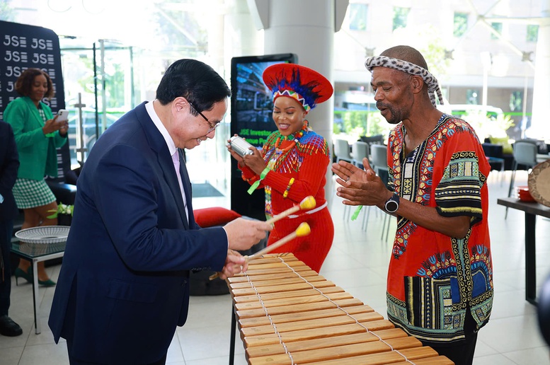 Thủ tướng thăm, làm việc tại thị trường chứng khoán lớn nhất châu Phi -0