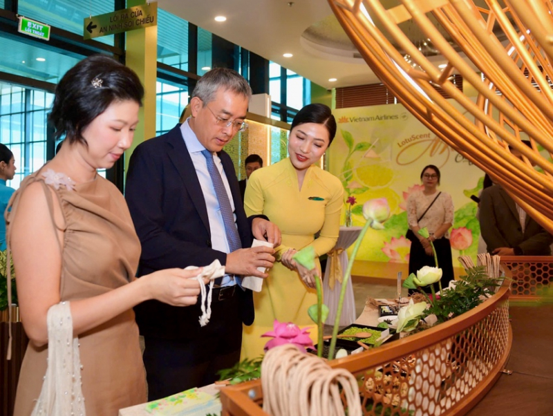 Hàng không Quốc gia của Việt Nam “kể chuyện bằng hương sen” trên hành trình bay -0