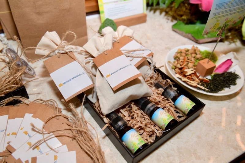 Hàng không Quốc gia của Việt Nam “kể chuyện bằng hương sen” trên hành trình bay -1