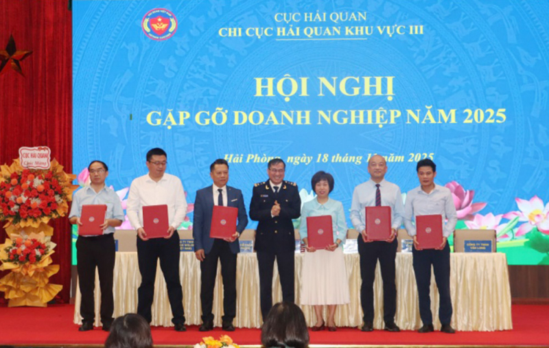 Hải quan lấy người dân, doanh nghiệp làm trung tâm phục vụ -0