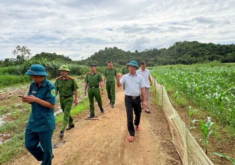 Công an Lâm Đồng khẩn trương giúp dân khắc phục hậu quả mưa lũ -0