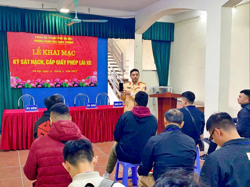Hà Nội: hơn 10.000 thí sinh dự sát hạch được hướng dẫn cài đặt ứng dụng VNeTraffic -1