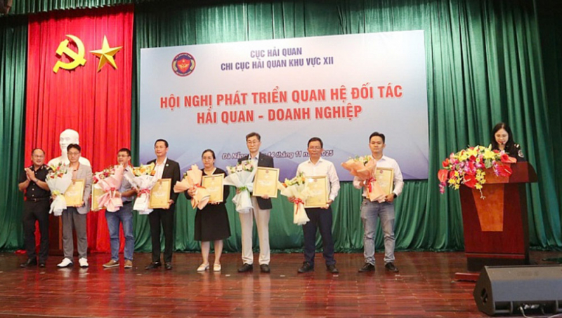 Hải quan lấy người dân, doanh nghiệp làm trung tâm phục vụ -1