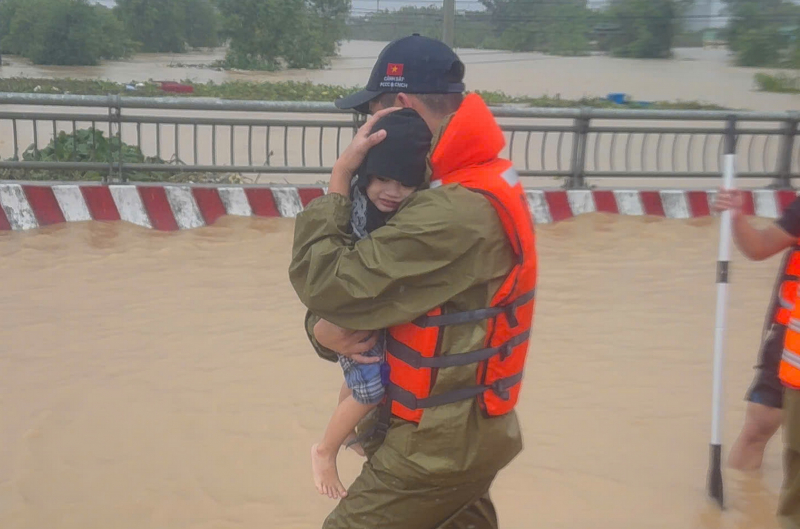 Công an tỉnh Đắk Lắk nỗ lực giúp dân vùng lũ lụt ở phía Đông -0