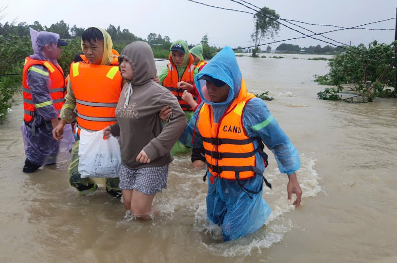 Một tuần dầm mưa lũ, lính cứu hoả làm điểm tựa vững chắc của dân -0