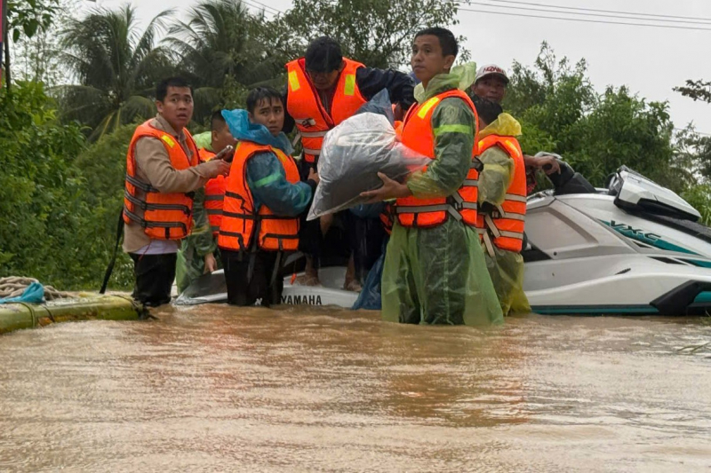Một tuần dầm mưa lũ, lính cứu hoả làm điểm tựa vững chắc của dân -0