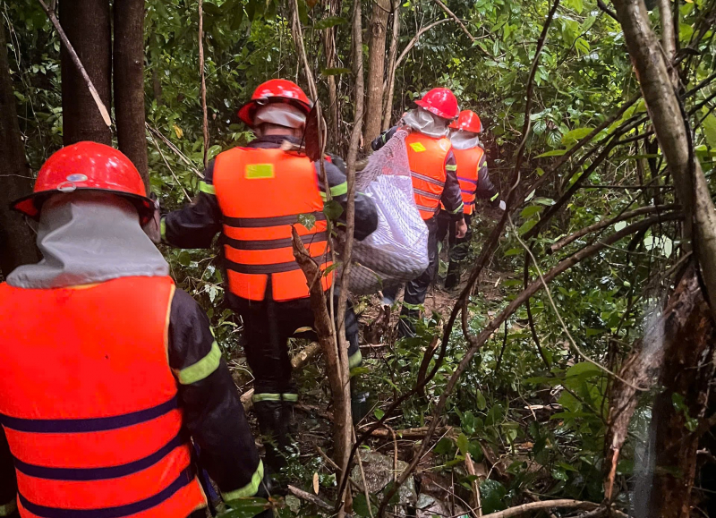 Một tuần dầm mưa lũ, lính cứu hoả làm điểm tựa vững chắc của dân -0