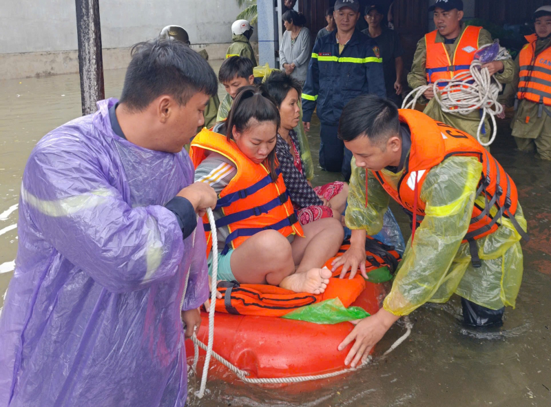 Một tuần dầm mưa lũ, lính cứu hoả làm điểm tựa vững chắc của dân -0