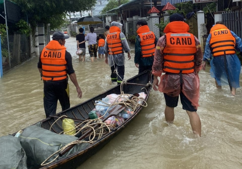 Một tuần dầm mưa lũ, lính cứu hoả làm điểm tựa vững chắc của dân -0