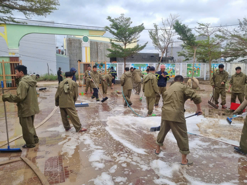 Công an Gia Lai đang khẩn trương hỗ trợ các trường học ở vùng bị ngập lụt -0