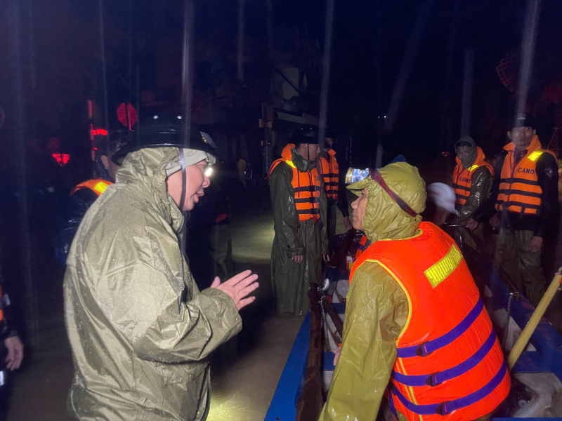 Công an tỉnh Gia Lai cứu trợ, giúp dân trong lũ lụt -0