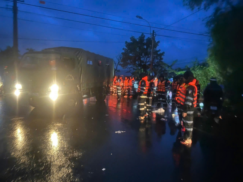 Bộ Tư lệnh Cảnh sát cơ động huy động tối đa lực lượng, ngày đêm hỗ trợ nhân dân vùng lũ miền Trung -0