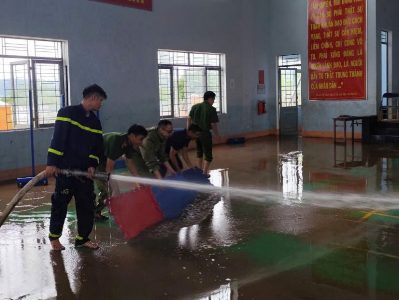 Công an tỉnh Gia Lai cứu trợ, giúp dân trong lũ lụt -0