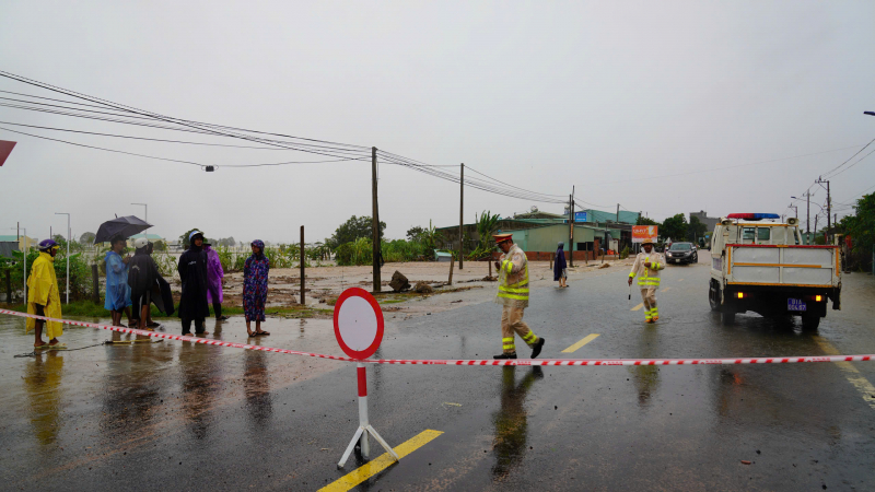 Công an tỉnh Gia Lai cứu trợ, giúp dân trong lũ lụt -0