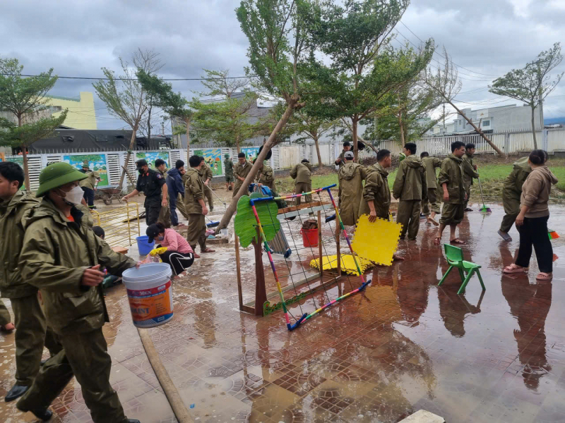 Công an Gia Lai đang khẩn trương hỗ trợ các trường học ở vùng bị ngập lụt -0