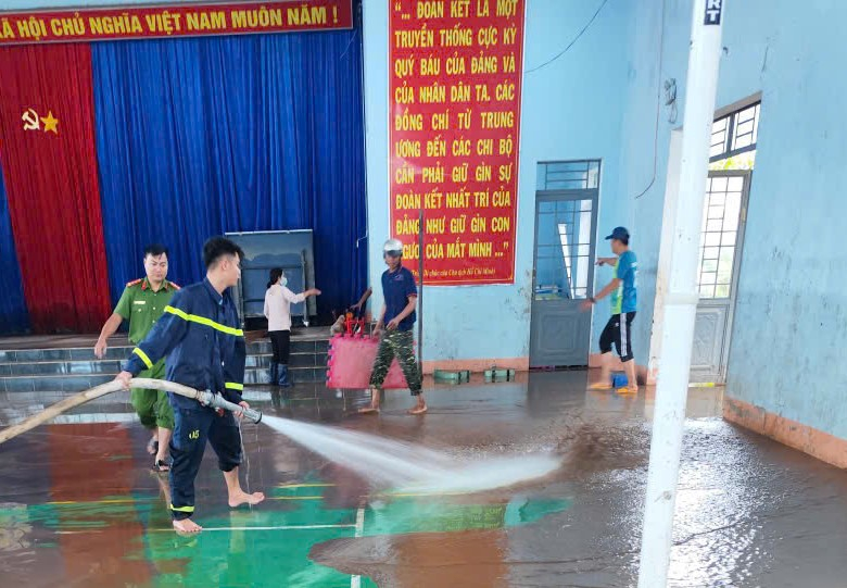 Công an Gia Lai đang khẩn trương hỗ trợ các trường học ở vùng bị ngập lụt -0