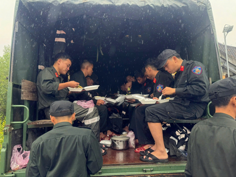 Bộ Tư lệnh Cảnh sát cơ động huy động tối đa lực lượng, ngày đêm hỗ trợ nhân dân vùng lũ miền Trung -0