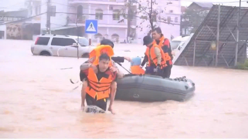 Công an tỉnh Gia Lai cứu trợ, giúp dân trong lũ lụt -0